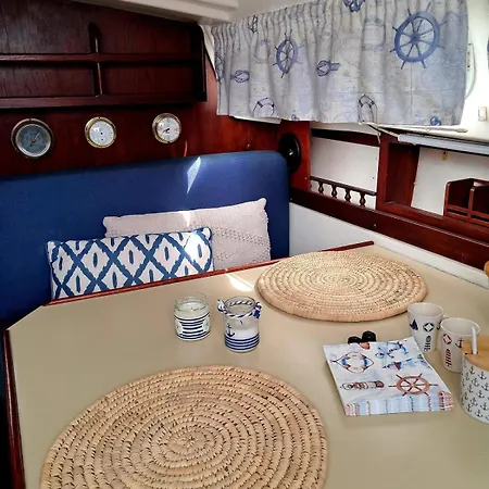 Botel Romantic Getaway On A Sailboat In The Tagus *