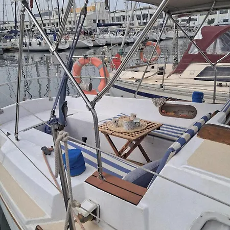 Romantic Getaway On A Sailboat In The Tagus Úszó hotel