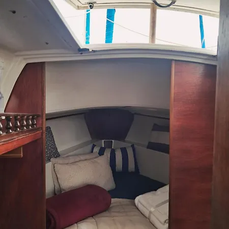 Úszó hotel Romantic Getaway On A Sailboat In The Tagus