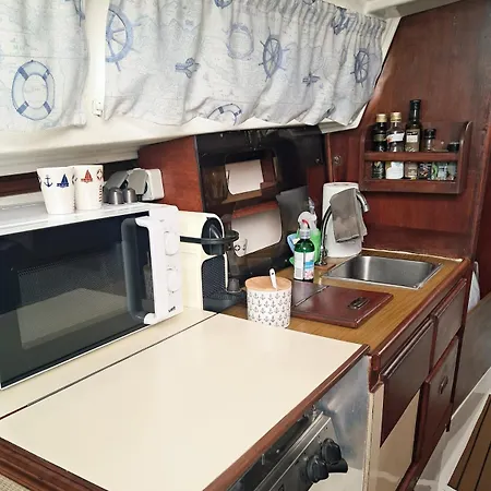 Romantic Getaway On A Sailboat In The Tagus Úszó hotel